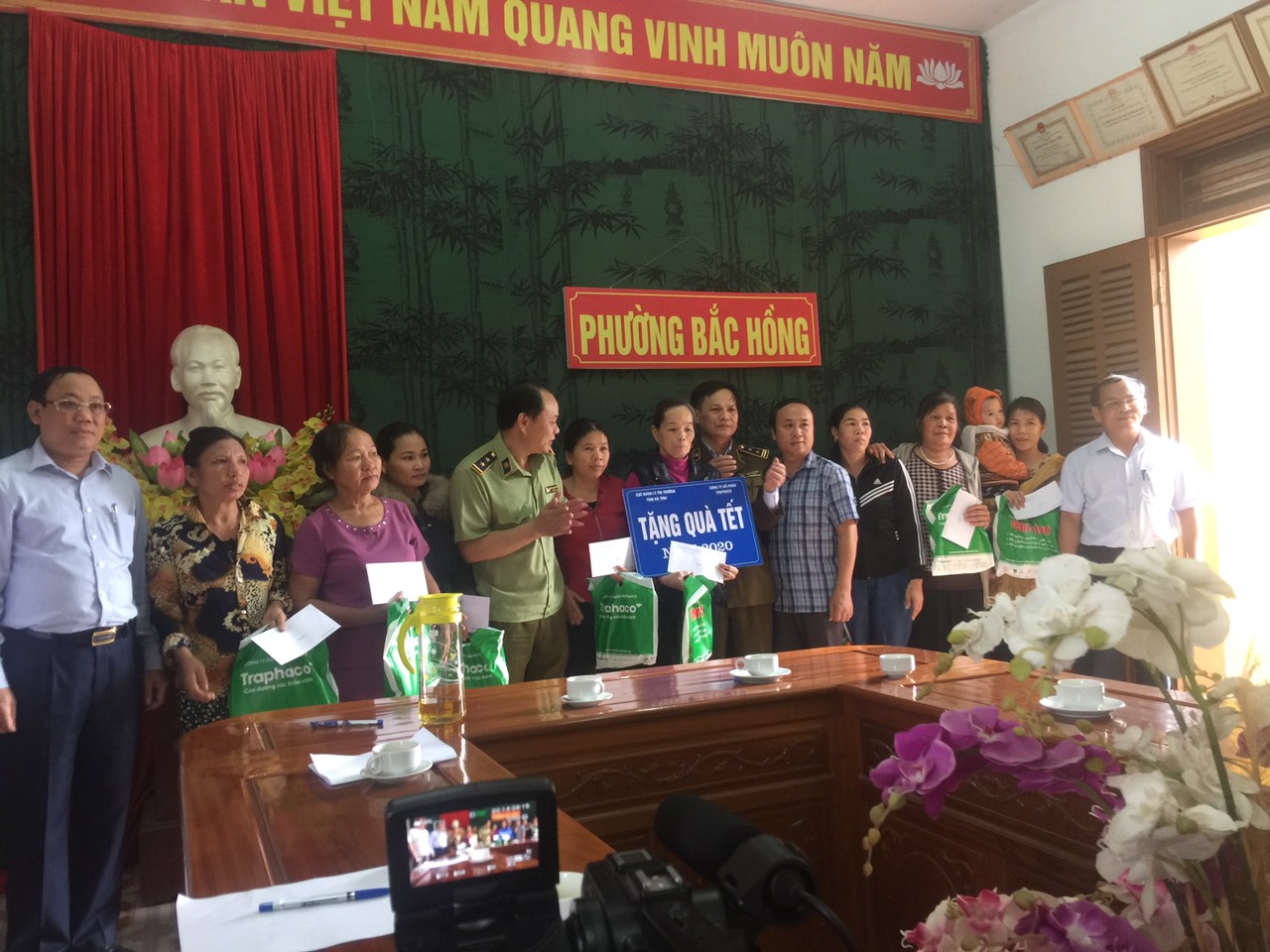 Trao 60 phần quà tết cho người nghèo Hà Tĩnh