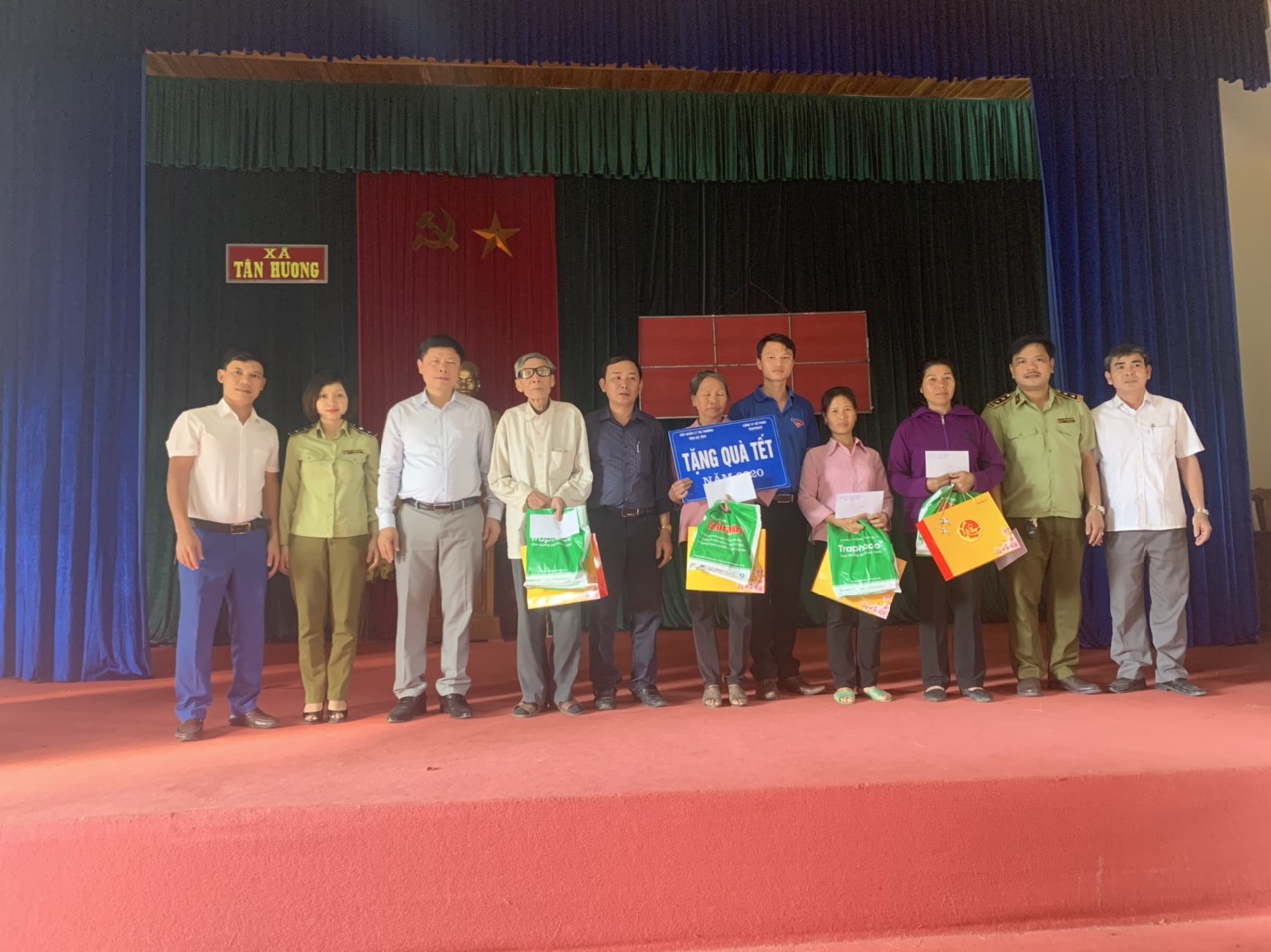 Trao 60 phần quà tết cho người nghèo Hà Tĩnh
