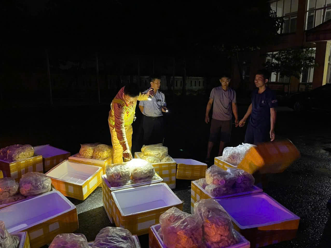 Lực lượng chức năng kiểm tra thực phẩm không rõ nguồn gốc
